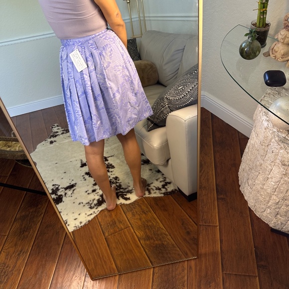 VINTAGE ANNE KLEIN - Pretty lilac skirt, fun leaf print - offset button - size 4 - Picture 2 of 3